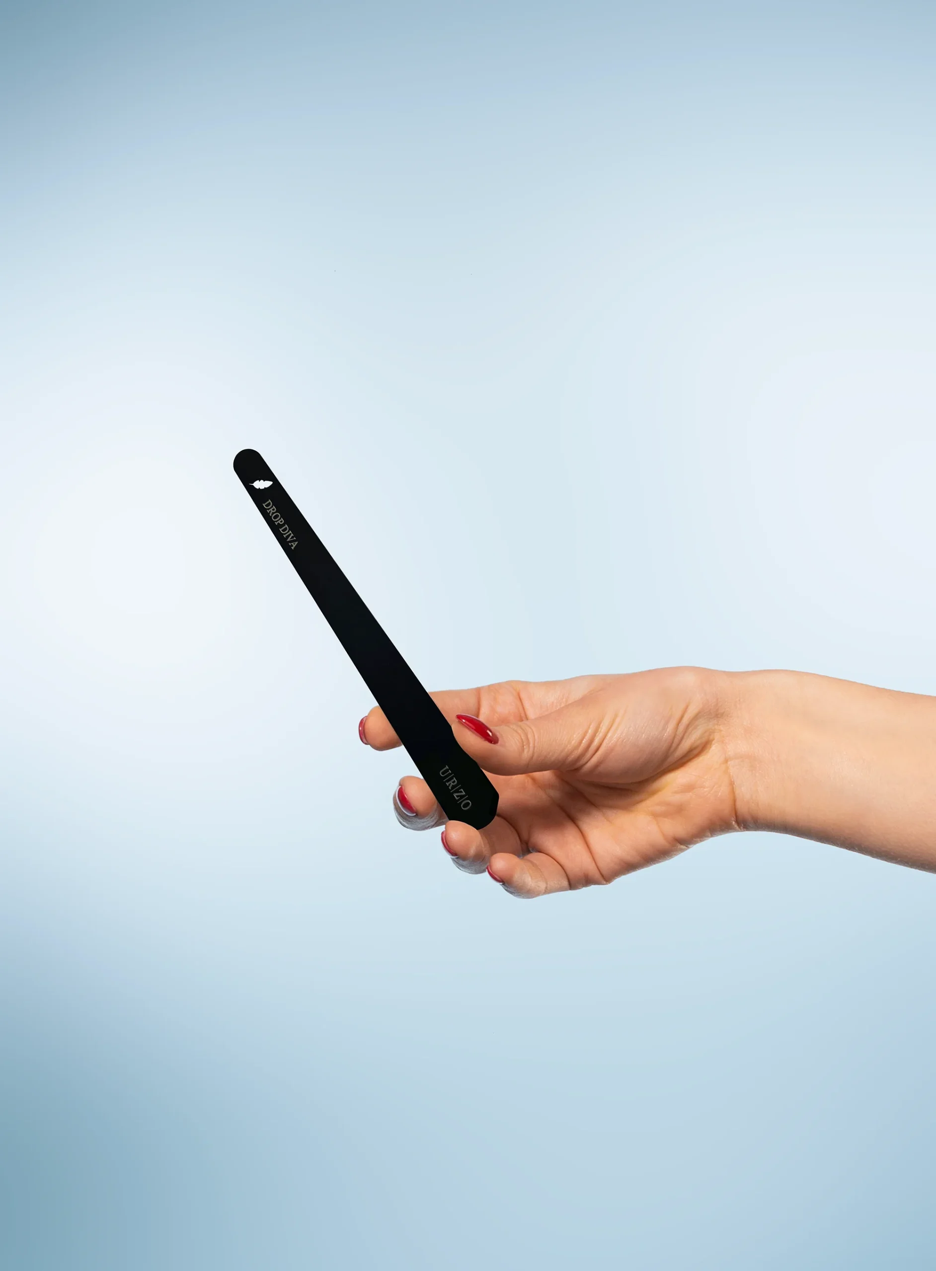 Black AeroTitan base in the hand