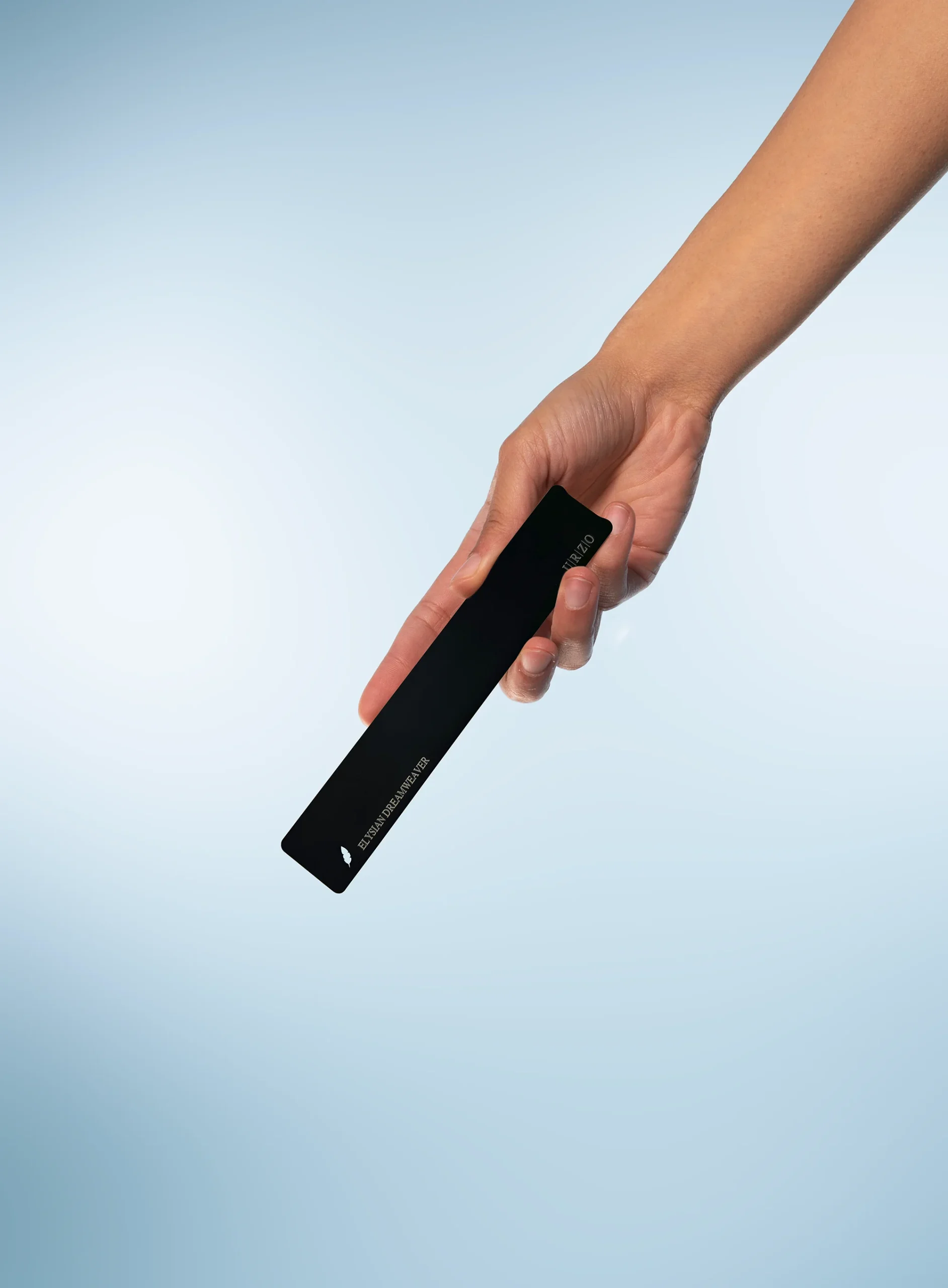 Melna AeroTitan pamatne rokā