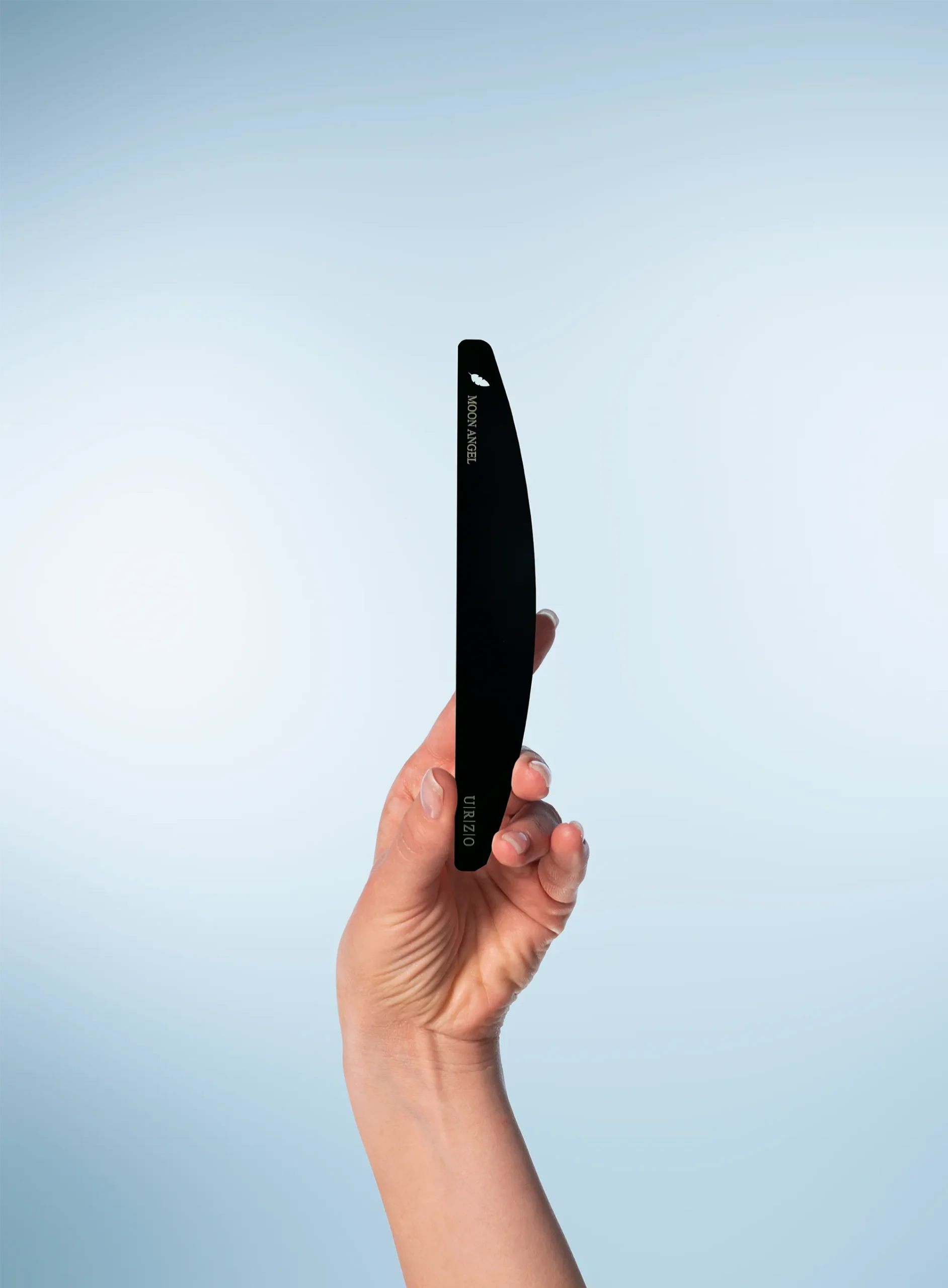 Ángel de la Luna base AeroTitan negra en la mano